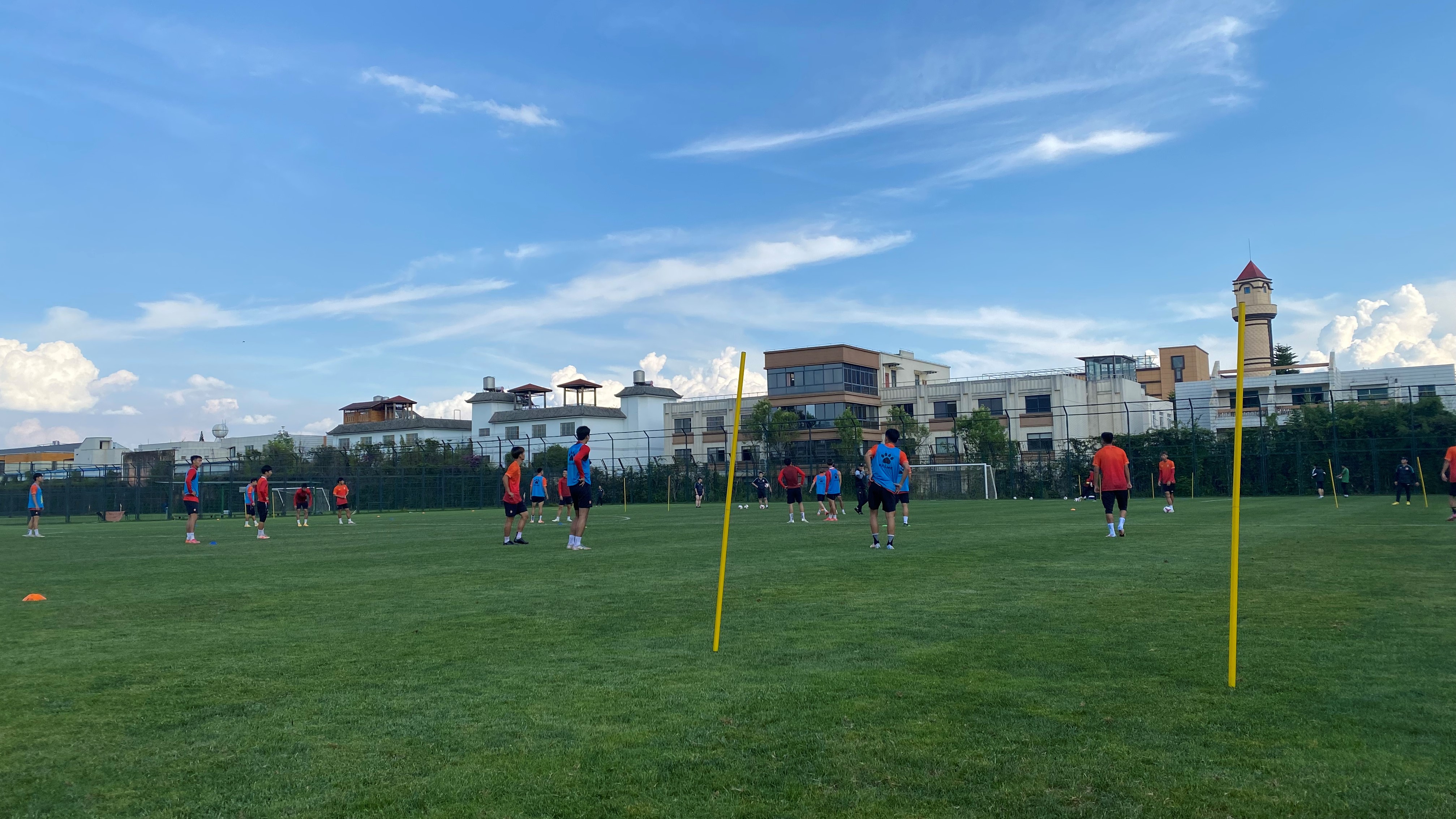 包含大连阿尔滨球队全力备战，期待更多斩获的词条