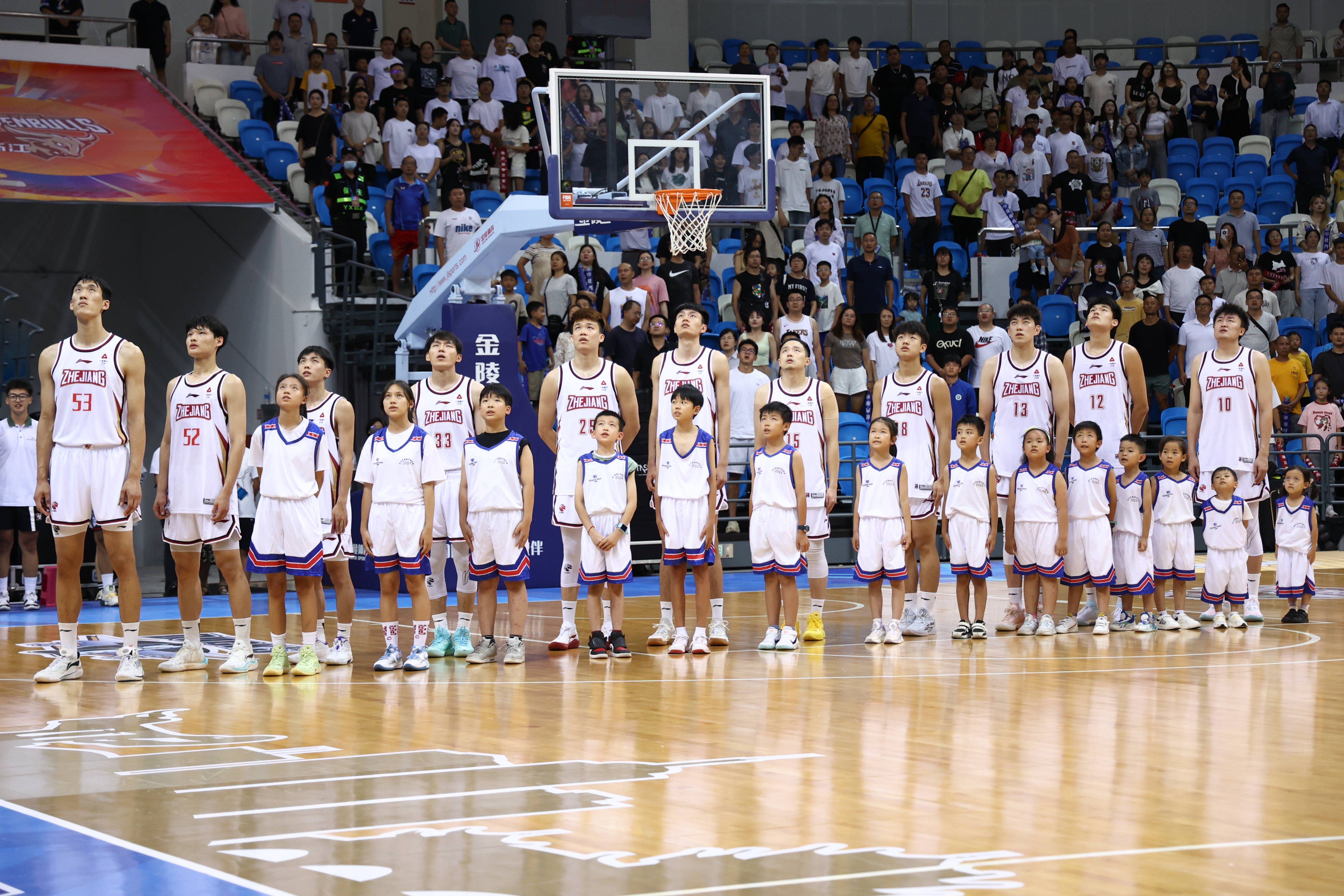 爱游戏APP-全球篮球赛事频繁举行，吸引了众多参与者和观众的简单介绍