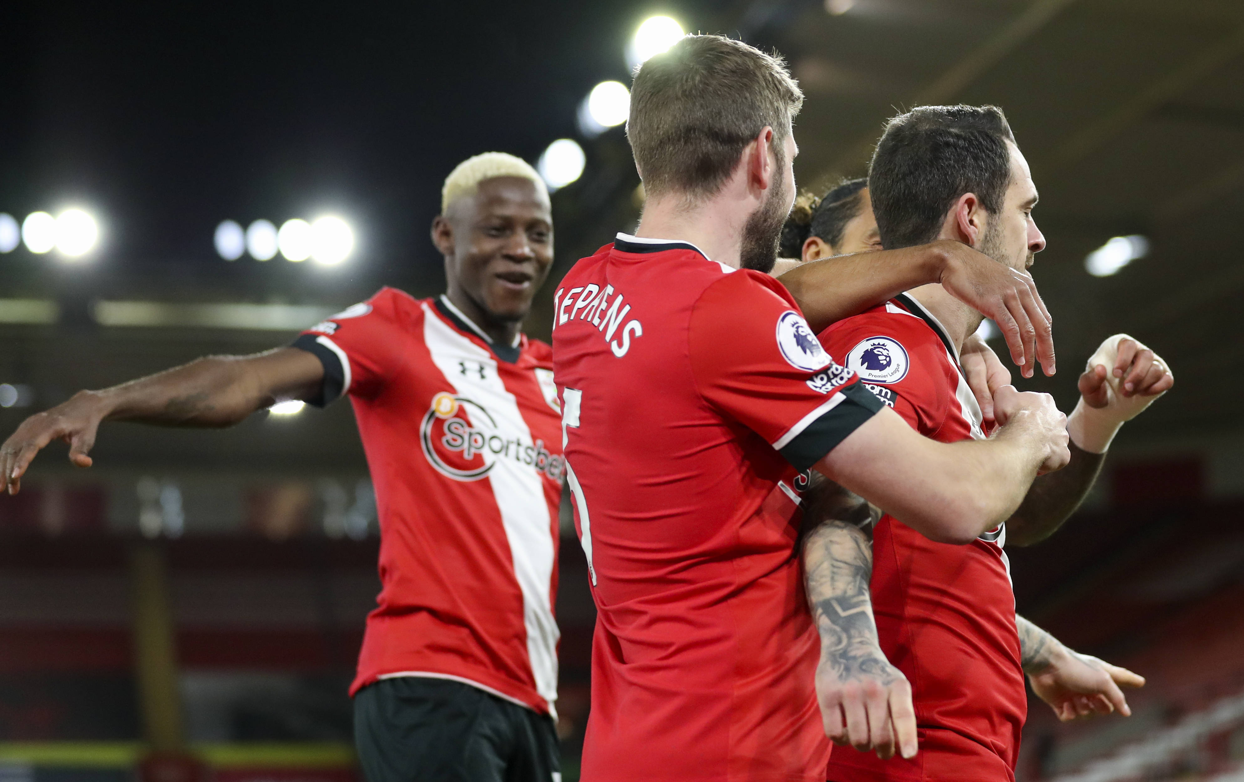 关于南安普顿主场不敌狼队，降级触目可及的信息