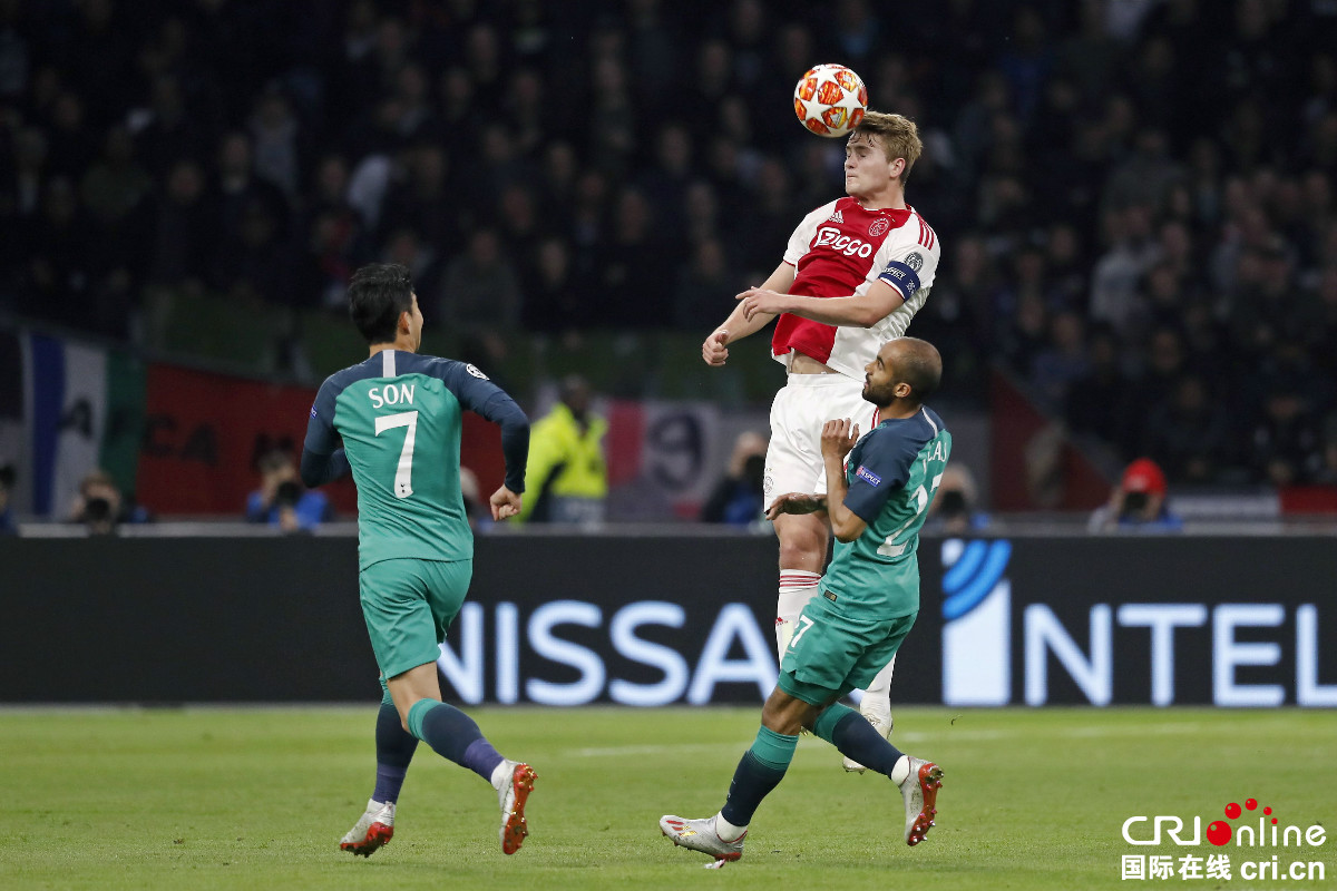 爱游戏APP-阿贾克斯横扫对手连胜晋级欧冠淘汰赛