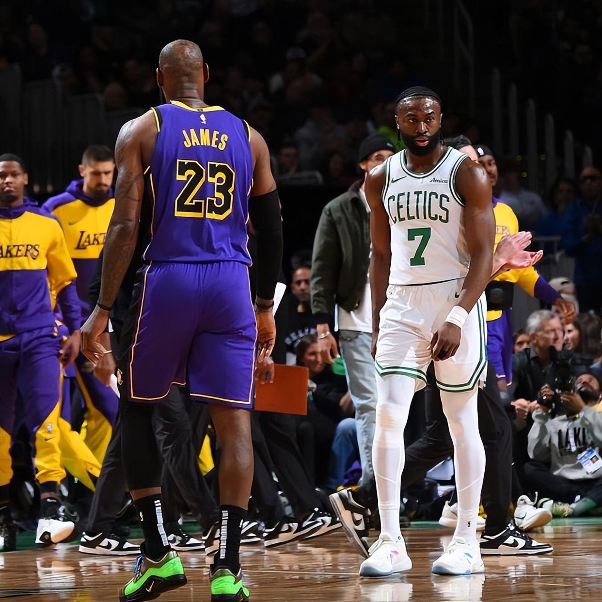 爱游戏官方-包含湖人不敌开拓者，球员伤势成为困扰的词条