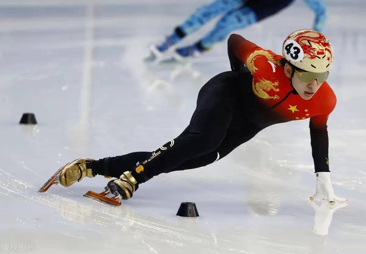 爱游戏入口-俄罗斯短道速滑队夺得冠军，霸气十足