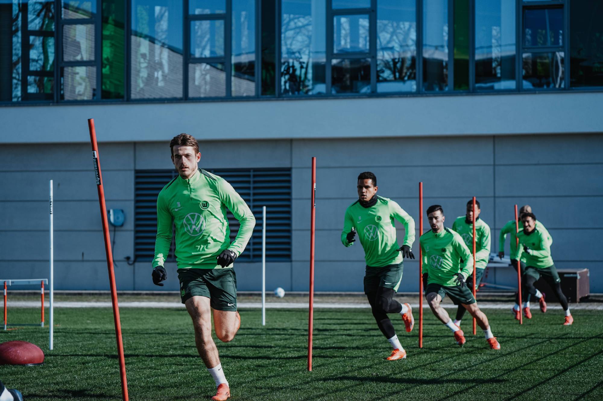 爱游戏在线-沃尔夫斯堡球队突破困境，迎来胜利的简单介绍