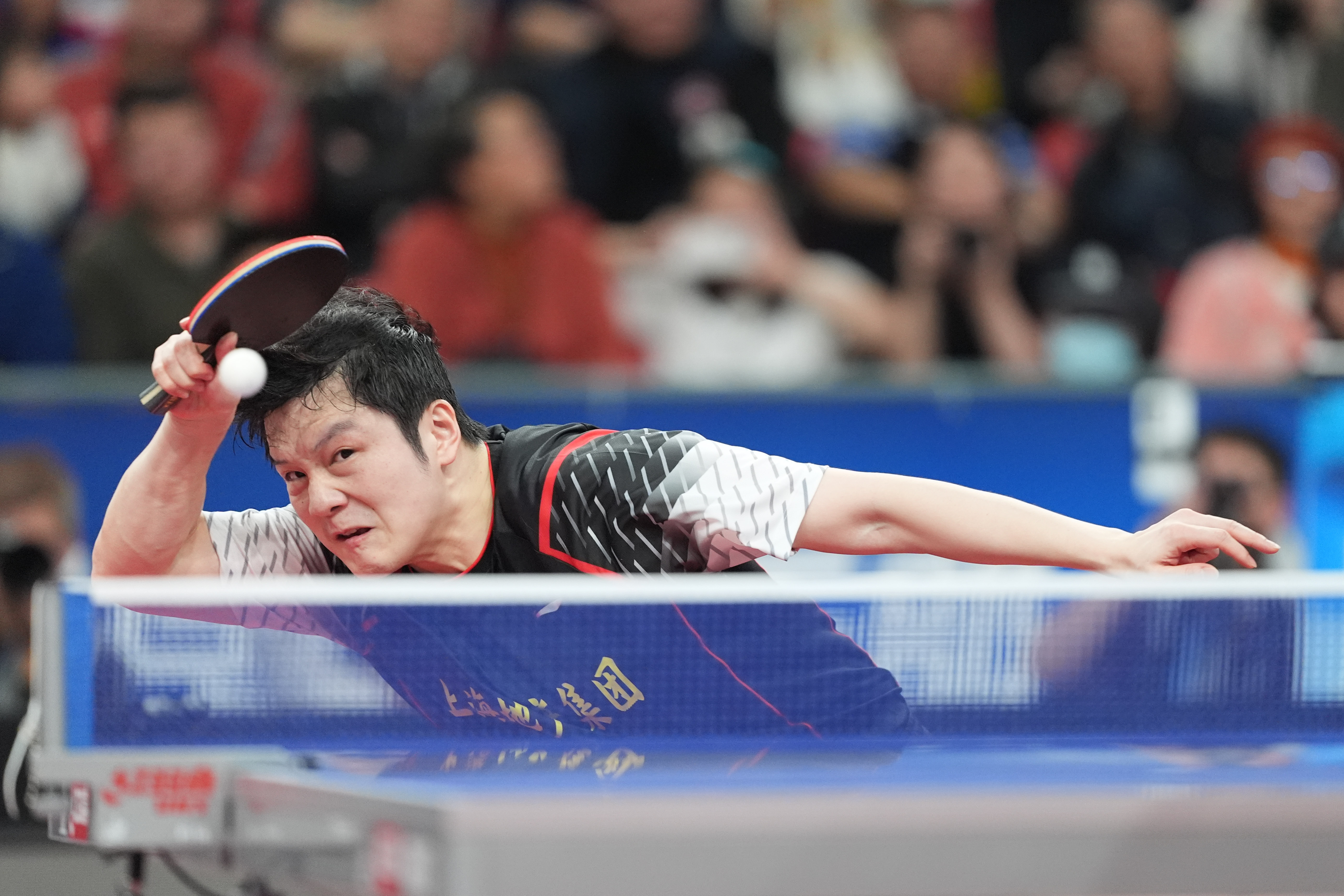 强队对决，场上球员充满斗志