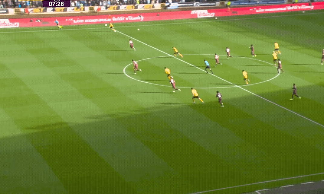 爱游戏官方-狼队主场击败对手，保持稳定发挥