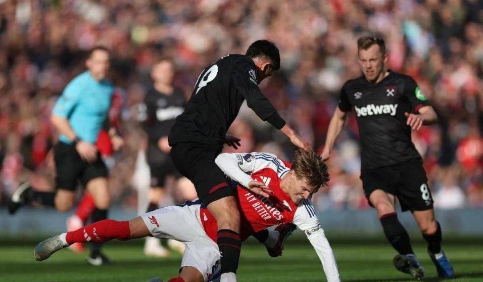 关于利物浦凭借绝杀拿分，稳守榜首位置的信息