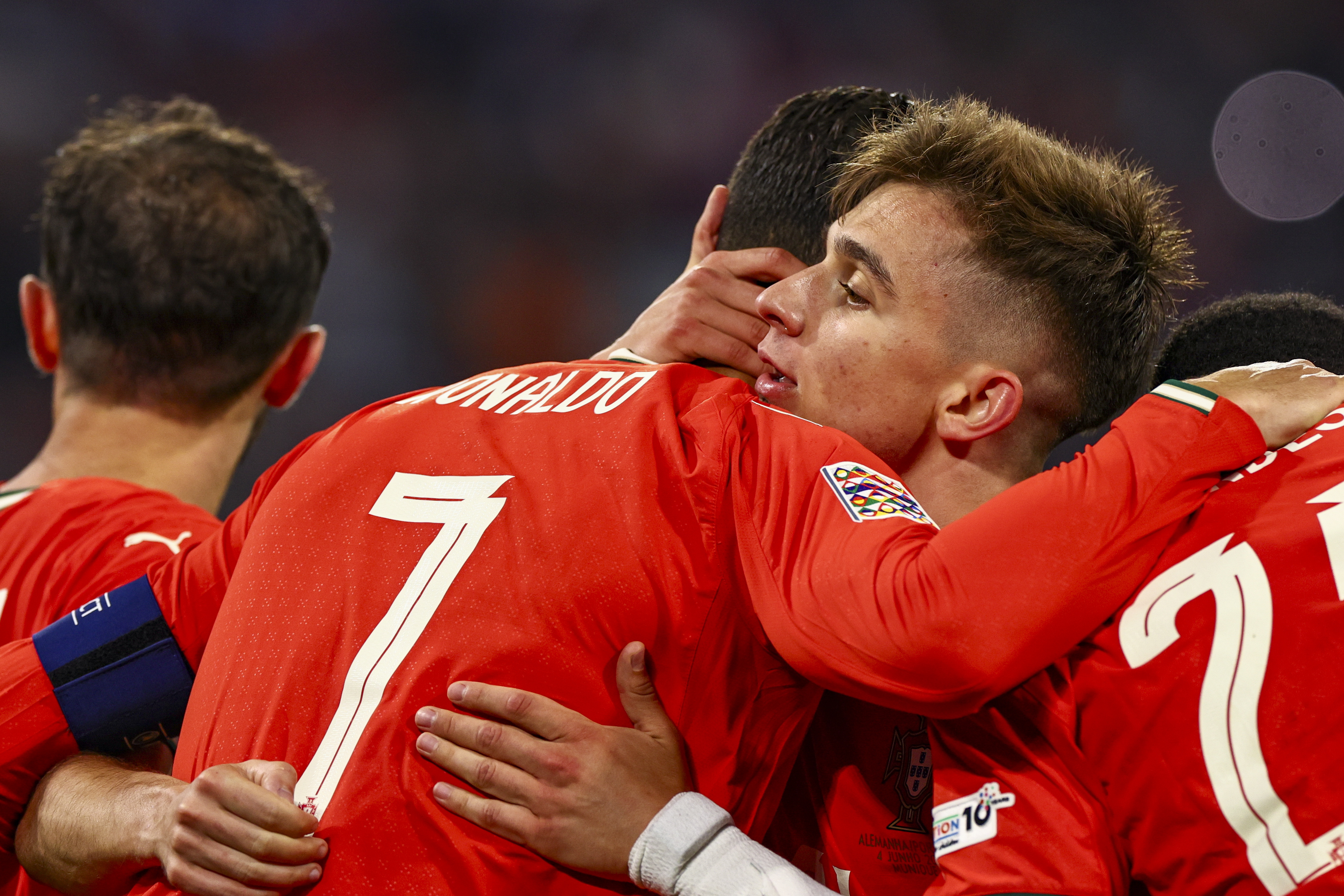 欧国联比赛致敬出色表现,赛场上的英雄 欧国联比赛致敬出色表现,赛场上的英雄