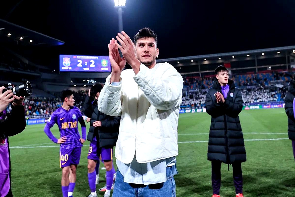 包含球员表现突出，助队获胜赢得掌声的词条