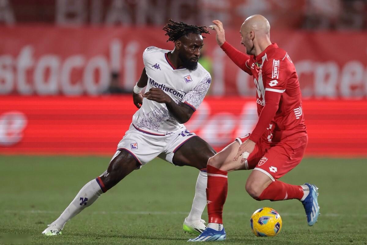 爱游戏APP-佛罗伦萨客场失利，表现低迷积分榜徘徊的简单介绍