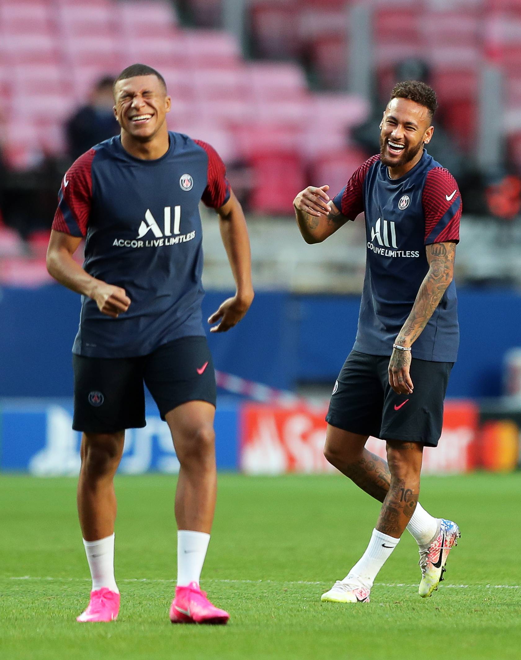 包含巴黎圣日耳曼备战欧国联小组赛，迎接新挑战的词条