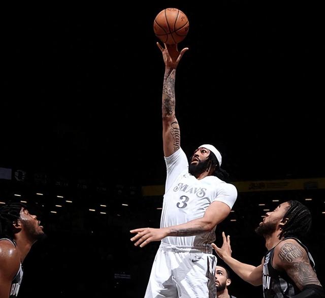 爱游戏体育-篮网客场大破，独行侠一蹶不振