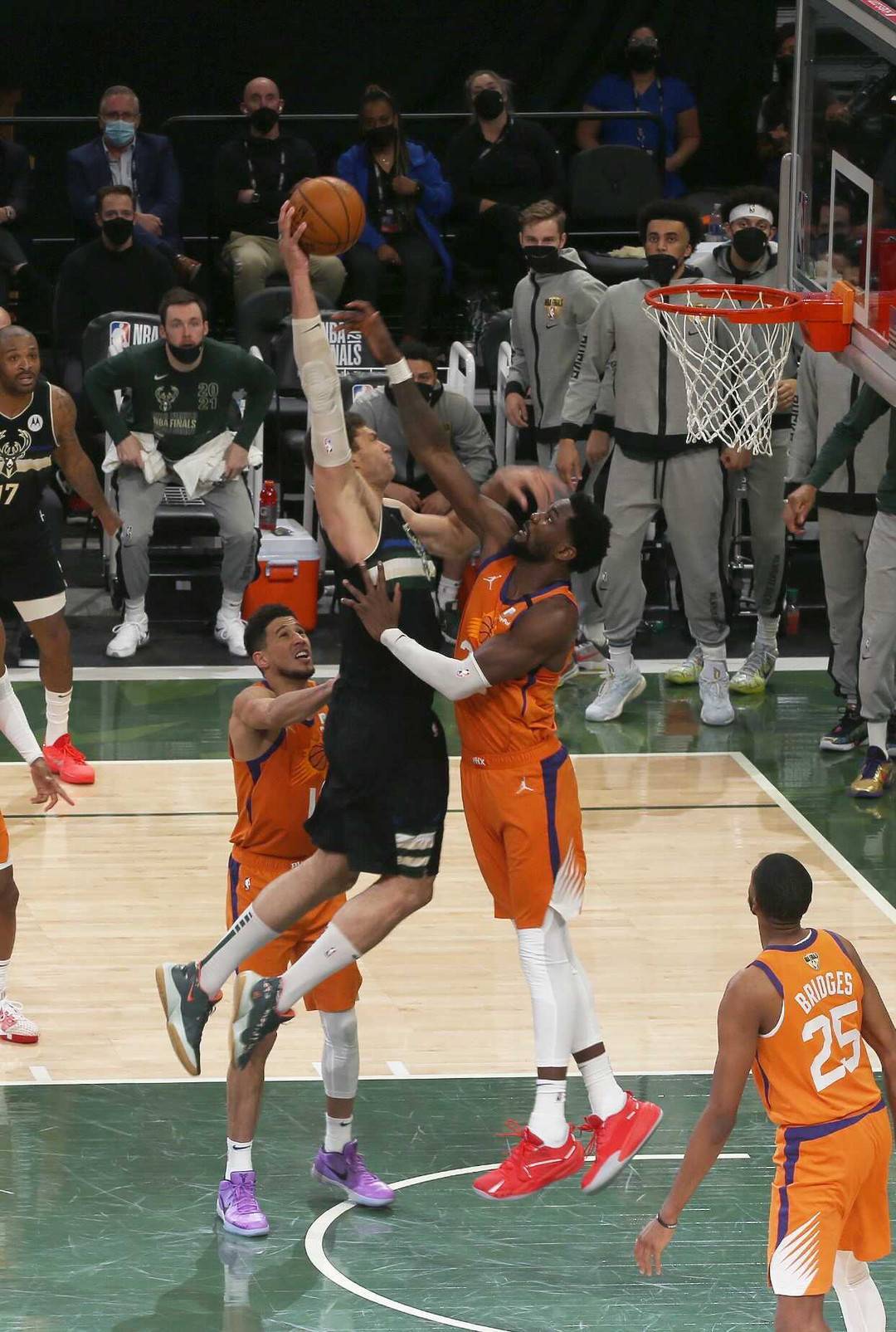 爱游戏官网-雄鹿横扫公牛，晋级东部半决赛