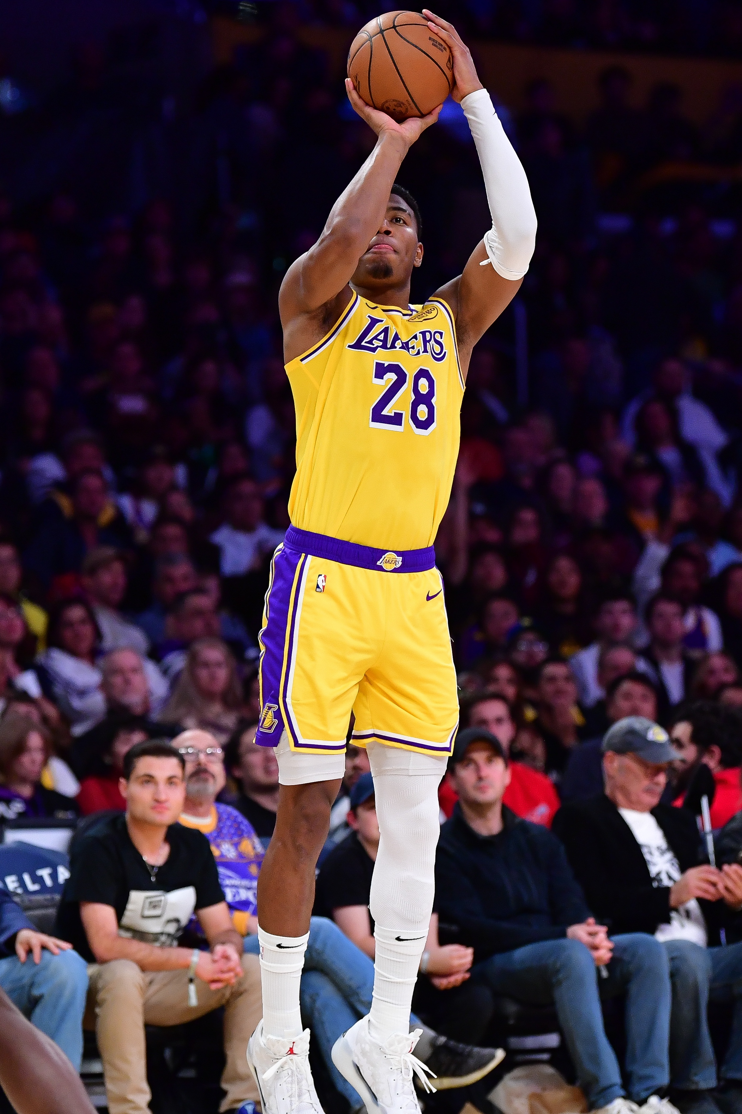 爱游戏官网-湖人主场告负，西部前八