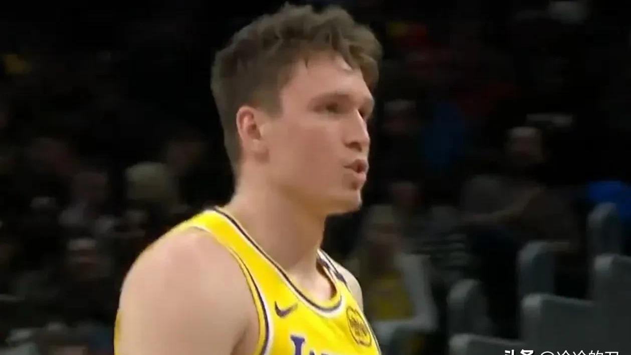 爱游戏官方-湖人客场击败奇才，继续保持领先