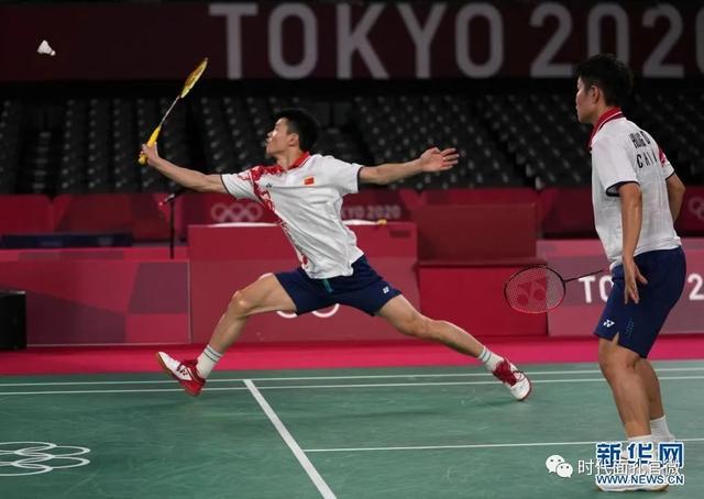 泰国队鏖战马来西亚队，黄鸭组合统治全场