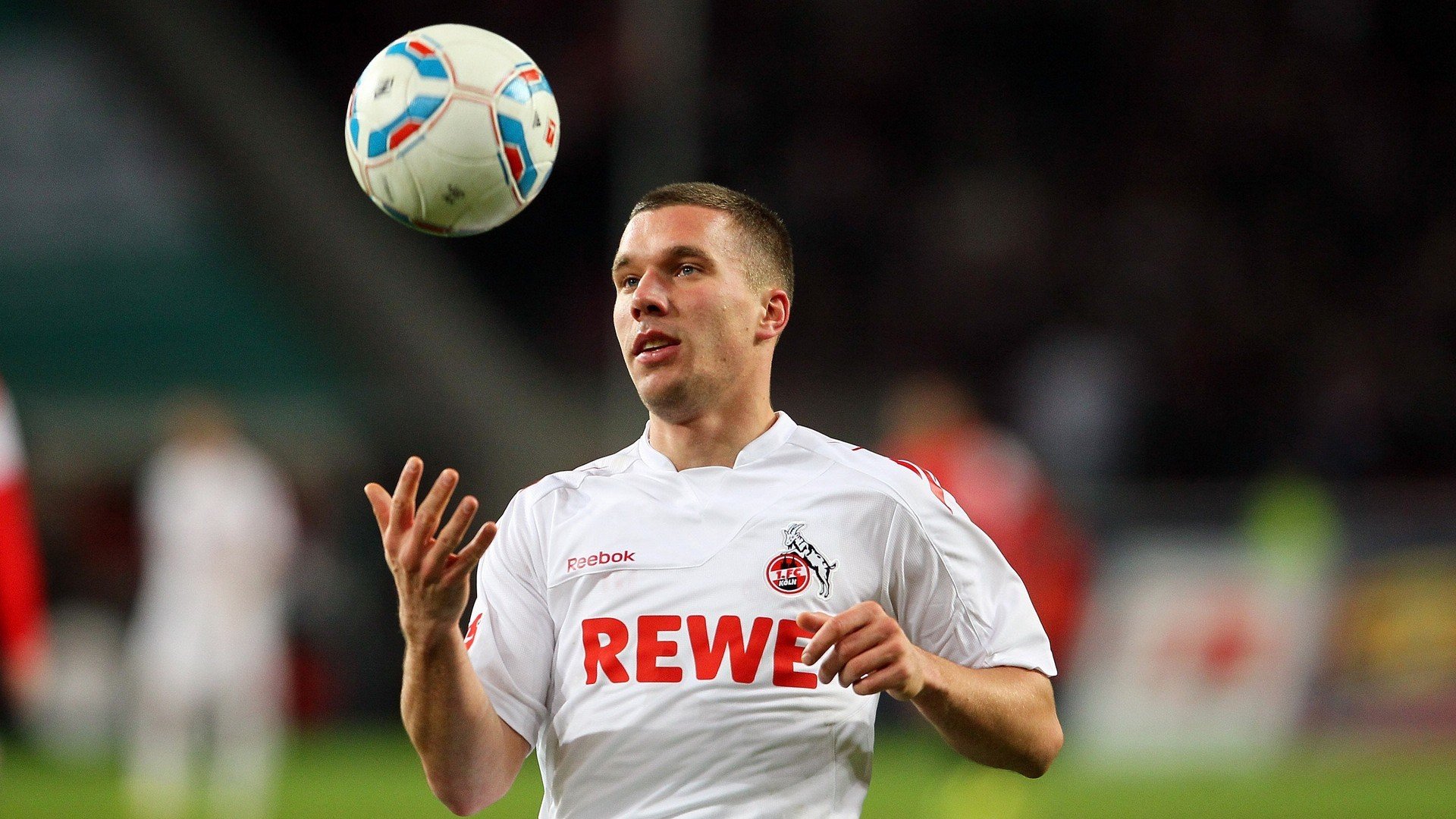 爱游戏APP-撕裂与征服，切特·桑乔如何以一人之力重绘德甲争冠版图