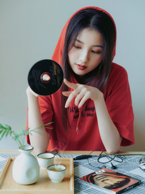 欧冠半决赛之夜，维尼修斯化身星际穿越驾驶员，在银河战舰的陨石带中精准航行